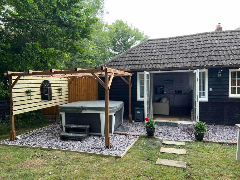 Hot Tub Hideaway! New Forest *