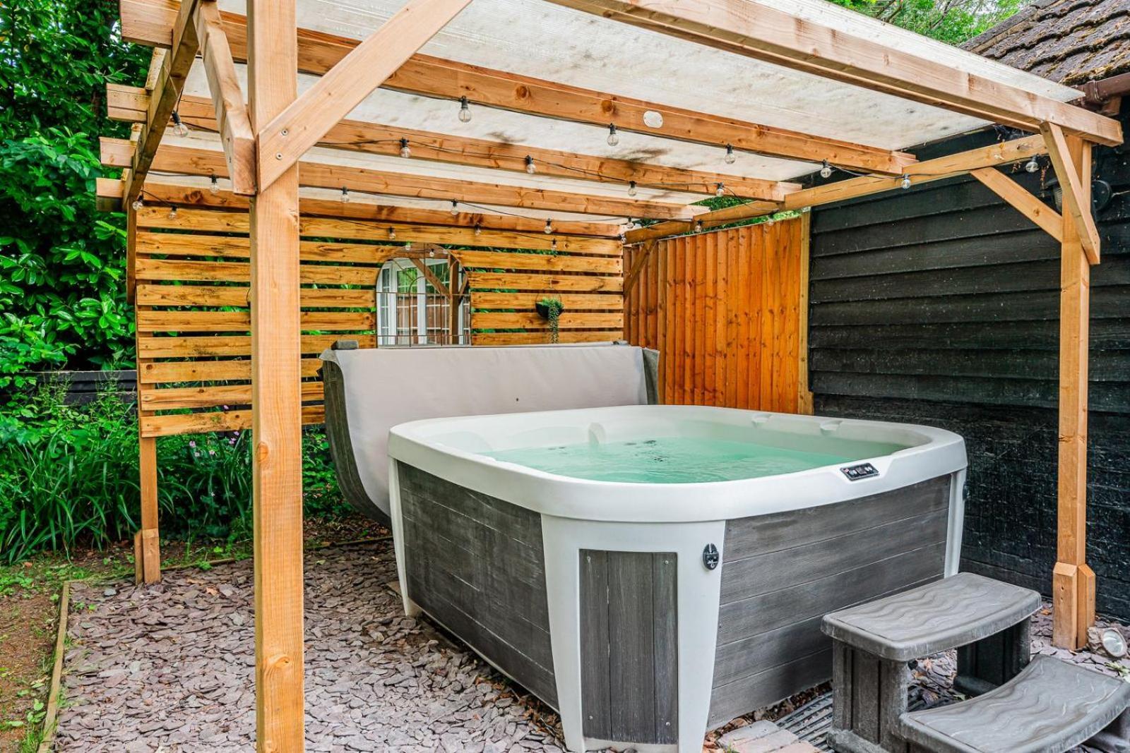 Hot Tub Hideaway! New Forest